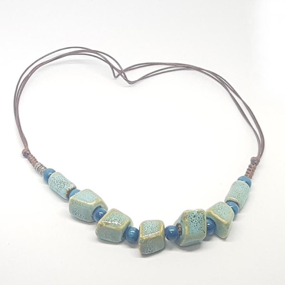 Collar Piedras Celeste Cordón Fino Marron