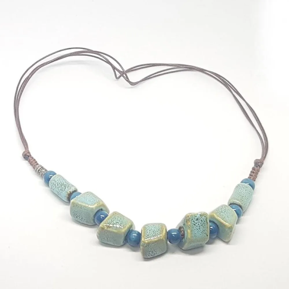 Collar Piedras Celeste Cordón Fino Marron